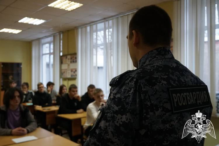 Карельские росгвардейцы провели профилактическое занятие со студентами