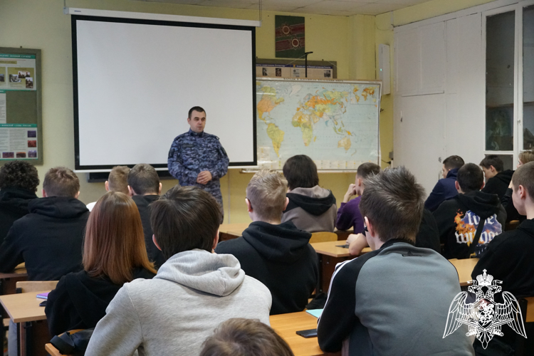 Карельские росгвардейцы провели профилактическое занятие со студентами
