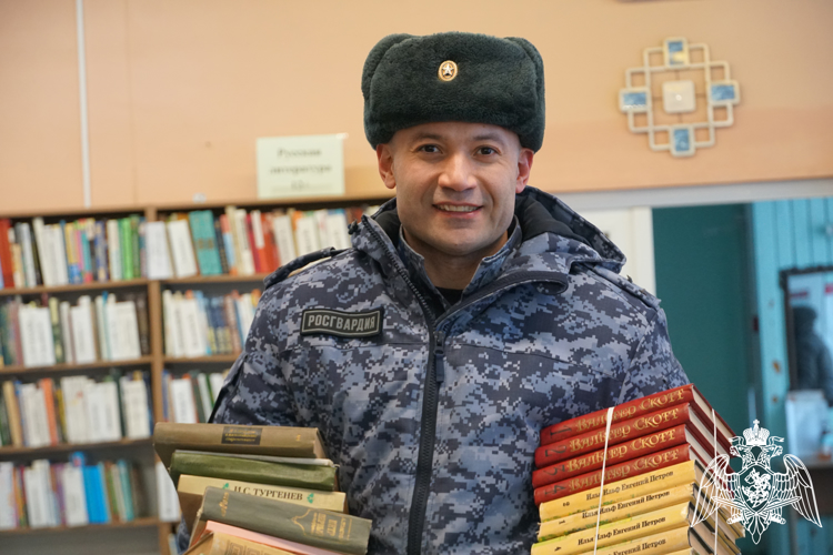 В Карелии личный состав Росгвардии присоединился к всероссийской акции «Дарите книги с любовью» (видео)