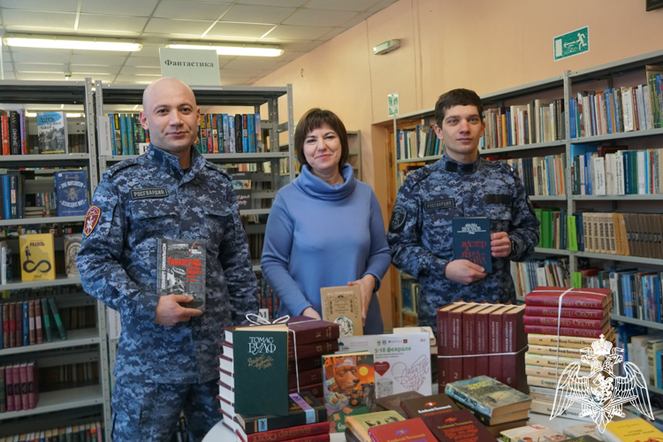 В Карелии личный состав Росгвардии присоединился к всероссийской акции «Дарите книги с любовью» (видео)