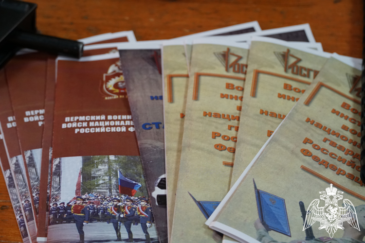 В преддверии Дня защитника Отечества офицеры вневедомственной охраны Петрозаводска провели День открытых дверей для карельской молодежи