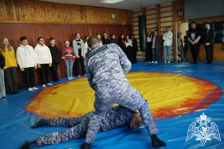 В преддверии Дня защитника Отечества офицеры вневедомственной охраны Петрозаводска провели День открытых дверей для карельской молодежи