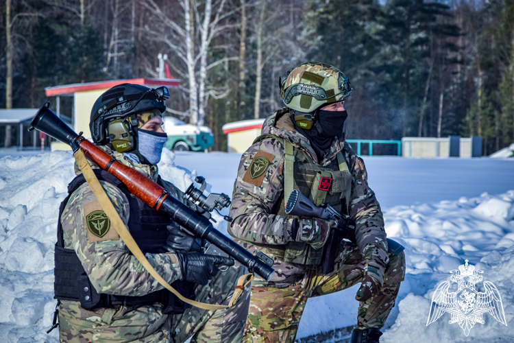 Под Санкт-Петербургом карельские росгвардейцы приняли участие в боевых стрельбах (видео)