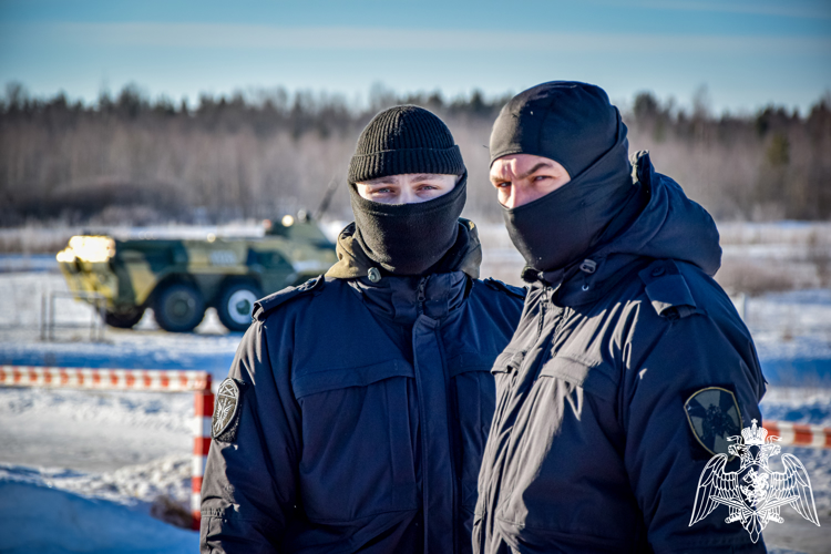 Под Санкт-Петербургом карельские росгвардейцы приняли участие в боевых стрельбах (видео)