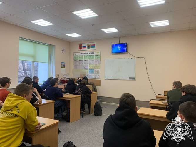 Спецназовцы карельского ОМОН встретились со студентами колледжа