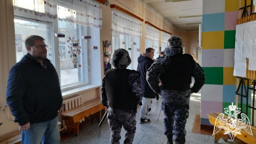 Карельские росгвардейцы отработали комплекс действий в случае антитеррористической угрозы в школе