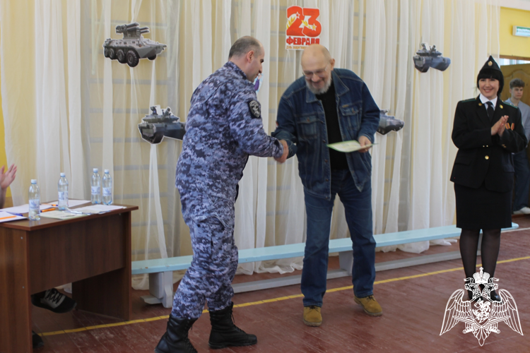 Представители Росгвардии оценили школьников Карелии на конкурсе «Смотр строя и песни» 