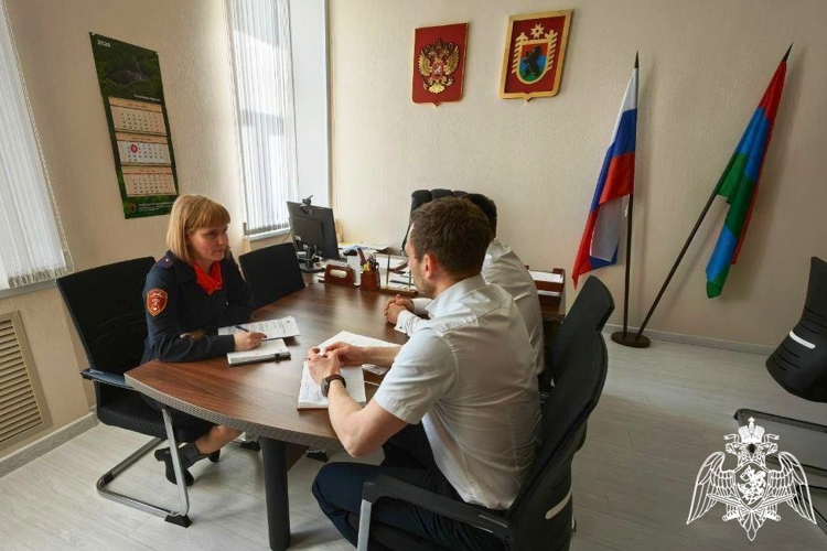 Карельские росгвардейцы провели рабочую встречу с министром промышленности и торговли региона