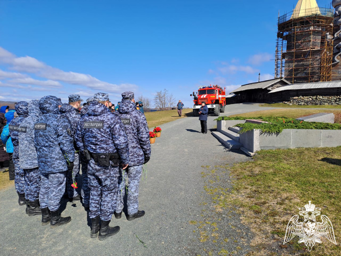 Представители вневедомственной охраны Росгвардии почтили память погибших солдат на острове Кижи