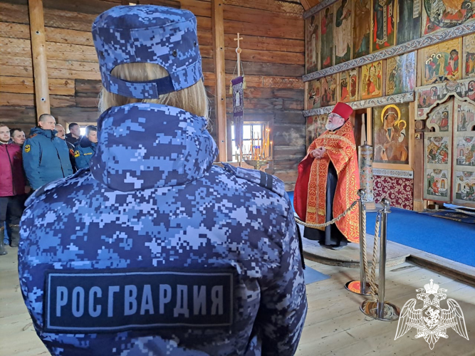 Представители вневедомственной охраны Росгвардии почтили память погибших солдат на острове Кижи