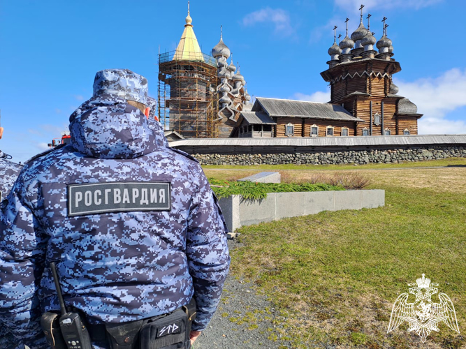 Представители вневедомственной охраны Росгвардии почтили память погибших солдат на острове Кижи
