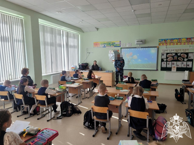 Заместитель командира карельского ОМОН провел для школьников урок «Разговор о важном»