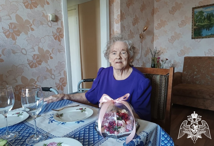 В Карелии сотрудники вневедомственной охраны Росгвардии поздравили с 87-летием ветерана службы