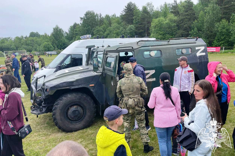 Сотрудники карельского ОМОН продемонстрировали технику на празднике ко Дню России