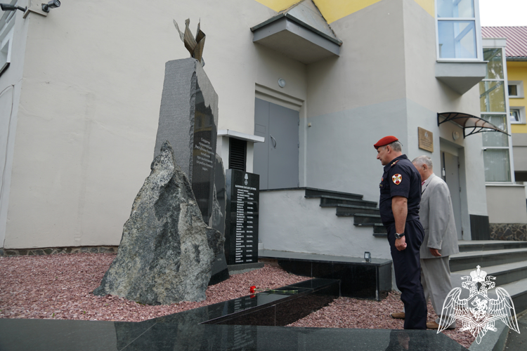 Офицеры Росгвардии вместе с ветеранами службы почтили память сослуживцев в День Республики Карелия