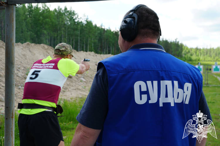 В Карелии прошли соревнования по служебному биатлону среди сотрудников и военнослужащих Росгвардии (видео)