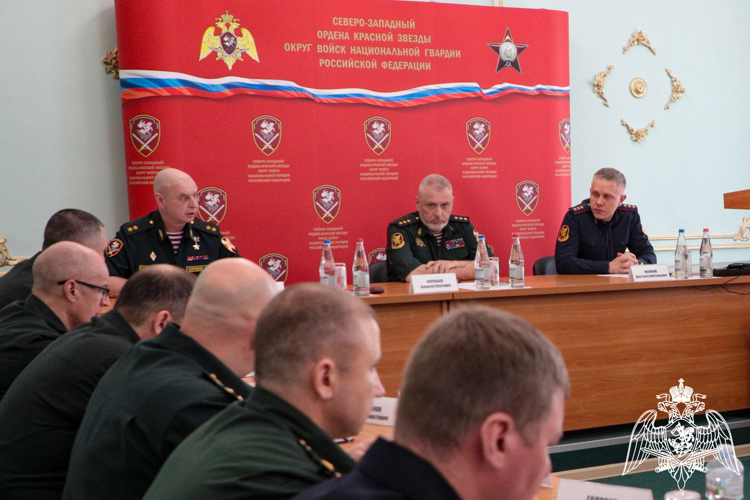 В Санкт-Петербурге заместитель директора Росгвардии генерал-полковник Алексей Воробьёв вручил госнаграду начальнику Управления Росгвардии по Республике Карелия