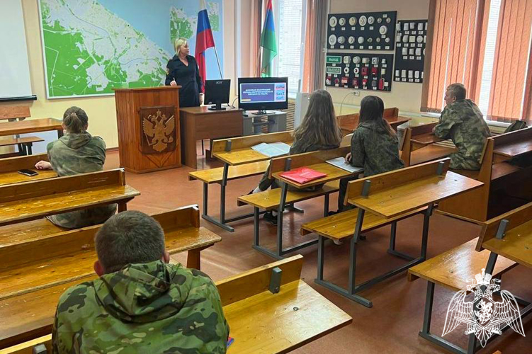 В Карелии офицер Росгвардии провела военно-патриотическое мероприятие для стажеров