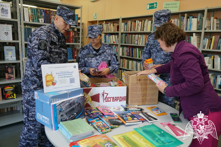 Росгвардейцы Карелии по традиции приняли участие в «Благотворительном школьном базаре» (видео)
