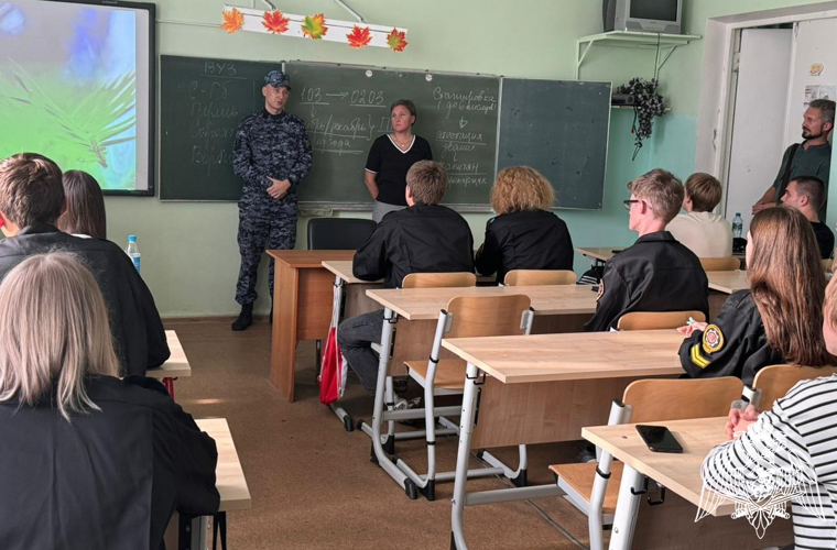 Офицер Росгвардии встретился со студентами колледжа