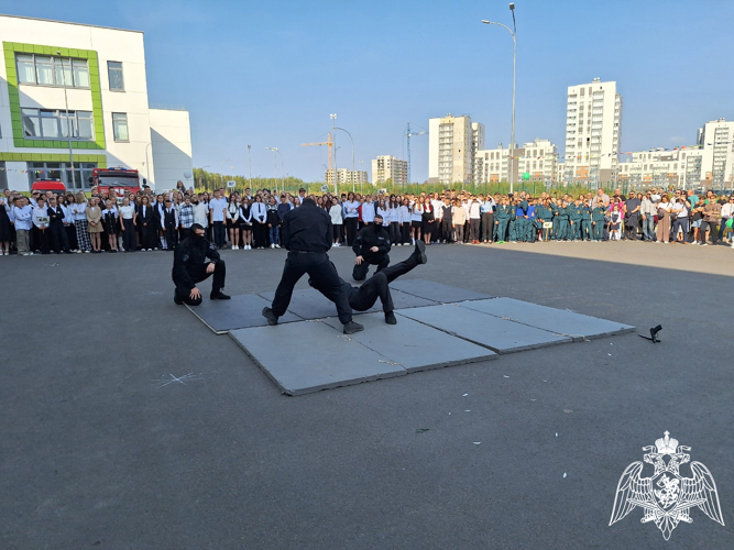 Сотрудники карельского ОМОН «Илвес» провели показательные выступления для школьников