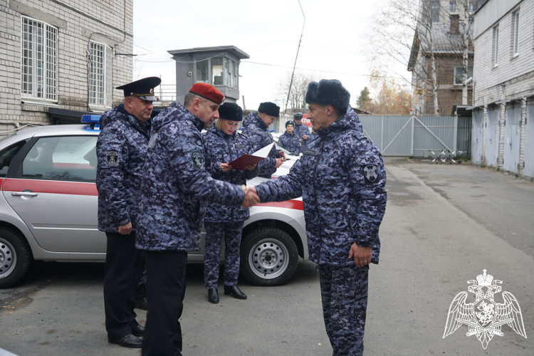 В преддверии Дня вневедомственной охраны Росгвардии патрульным экипажам Карелии вручили ключи от новых служебных автомобилей (ВИДЕО)