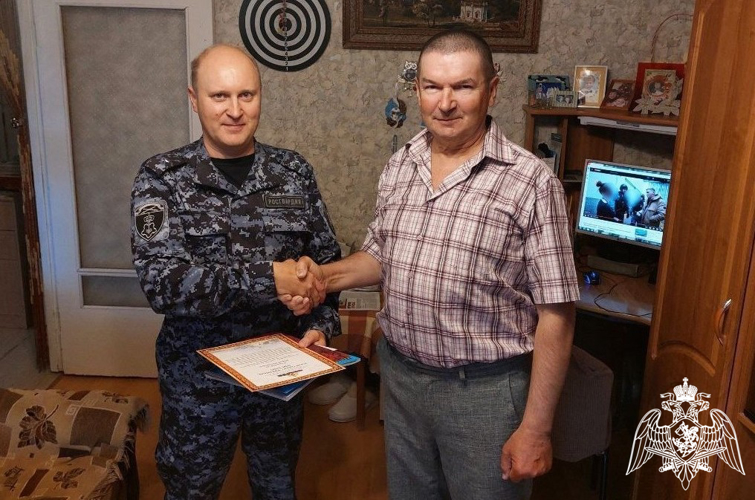 Сотрудники вневедомственной охраны Росгвардии поздравили с 70-летием ветерана службы