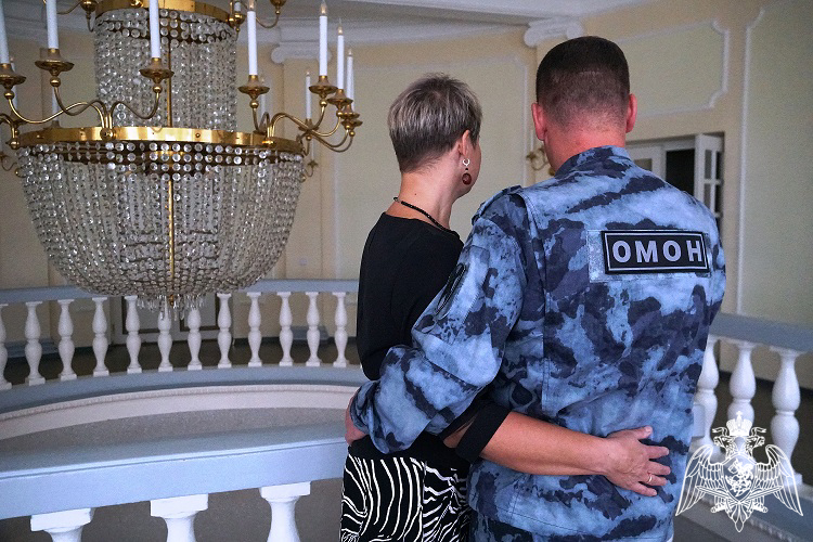Семье карельского росгвардейца вручили медаль «За любовь и верность»