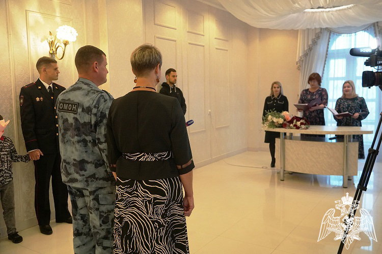 Семье карельского росгвардейца вручили медаль «За любовь и верность»