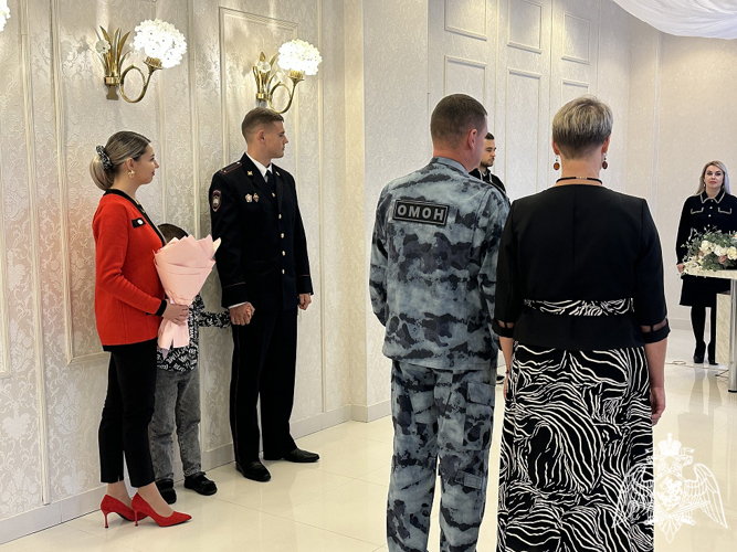 Семье карельского росгвардейца вручили медаль «За любовь и верность»