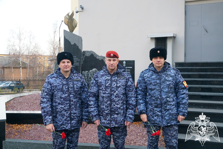 В Карелии начальник регионального управления Росгвардии почтил память погибших сотрудников