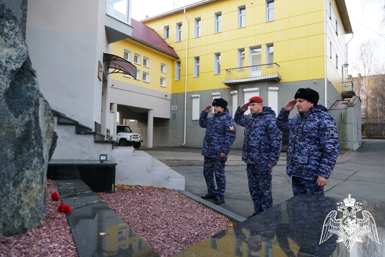 В Карелии начальник регионального управления Росгвардии почтил память погибших сотрудников