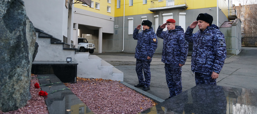 В Карелии начальник регионального управления Росгвардии почтил память погибших сотрудников