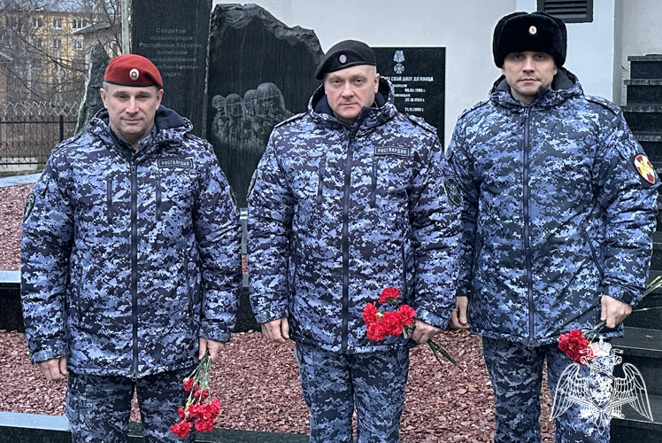 В честь Дня неизвестного солдата руководство территориального управления Росгвардии возложило цветы к мемориалу