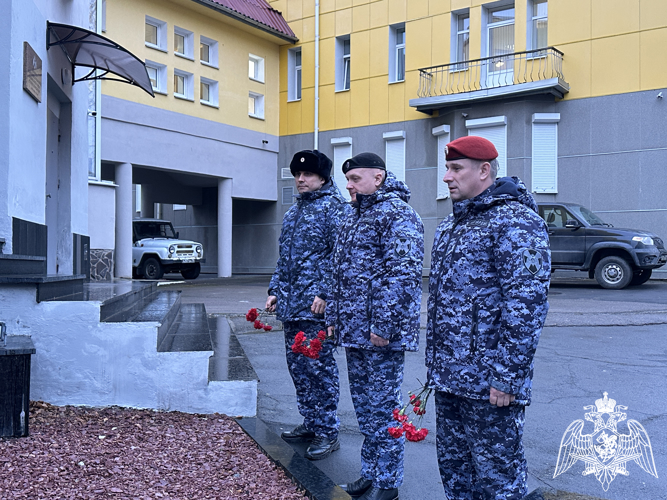 В честь Дня неизвестного солдата руководство территориального управления Росгвардии возложило цветы к мемориалу