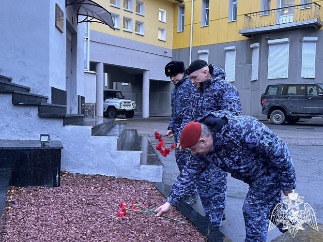 В честь Дня неизвестного солдата руководство территориального управления Росгвардии возложило цветы к мемориалу