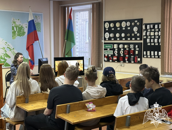 В Петрозаводске сотрудники вневедомственной охраны провели экскурсию для школьников