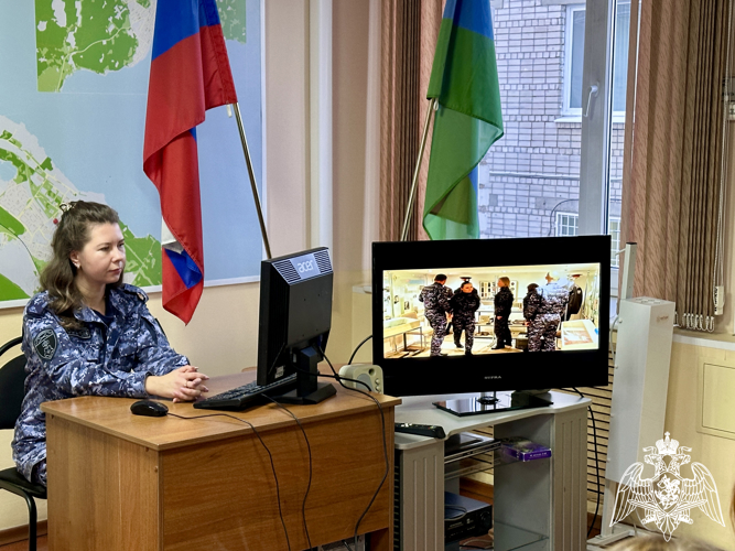 В Петрозаводске сотрудники вневедомственной охраны провели экскурсию для школьников