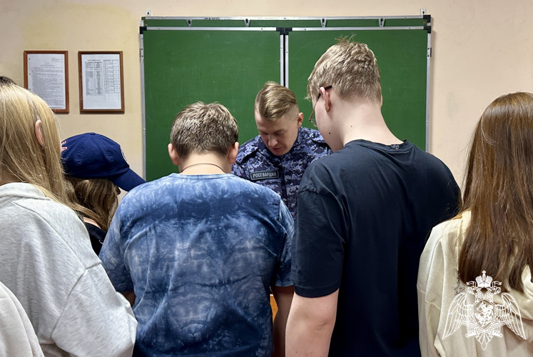 В Петрозаводске сотрудники вневедомственной охраны провели экскурсию для школьников
