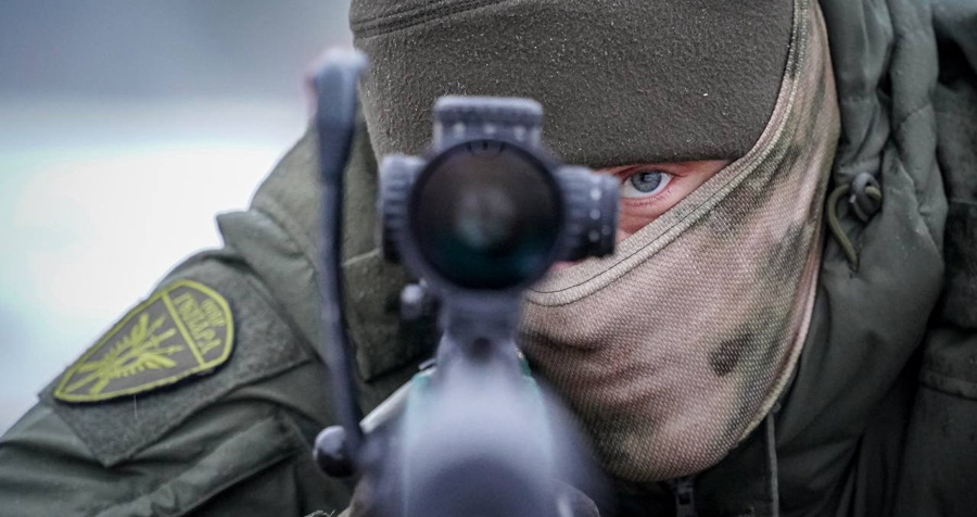 Под Петербургом карельские росгвардейцы отработали стрельбу из гранатометов и снайперских винтовок (видео)