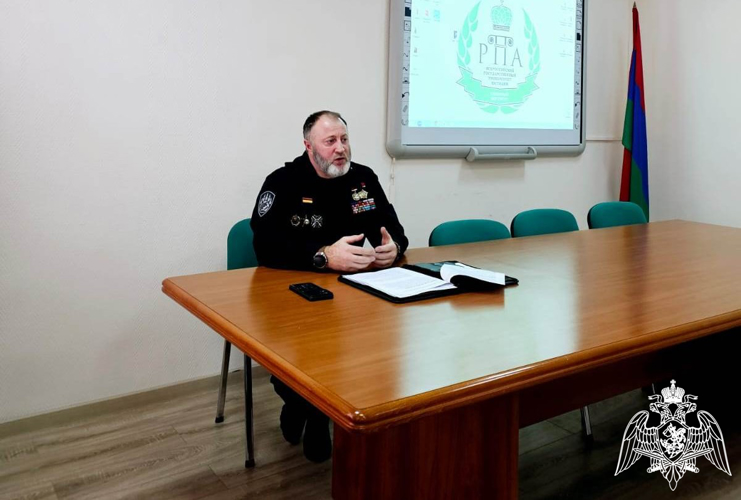 Председатель Совета ветеранов регионального управления Росгвардии провел встречу со студентами