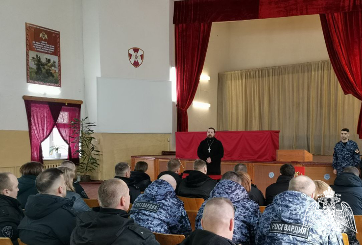 В Петрозаводске священнослужитель провел духовную беседу с сотрудниками Росгвардии