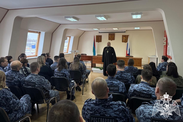 В Петрозаводске священнослужитель провел духовную беседу с сотрудниками Росгвардии
