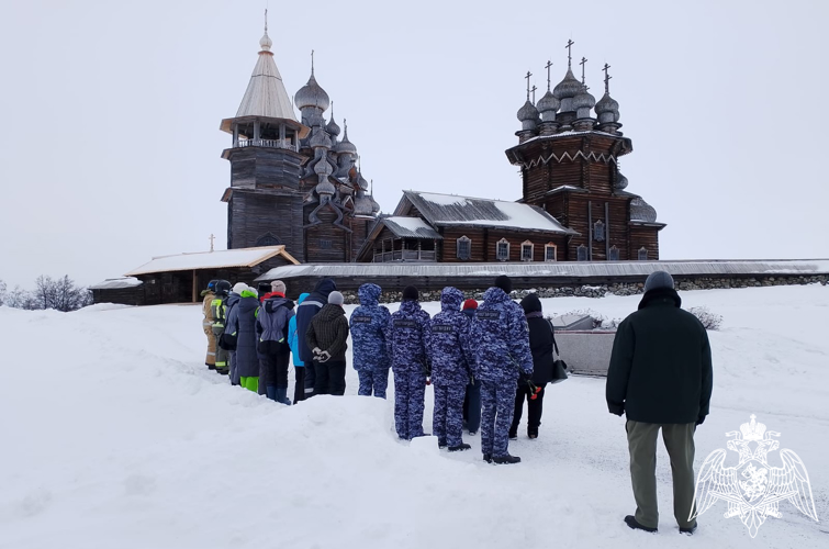 Сотрудники Росгвардии возложили цветы к братской могиле на острове Кижи
