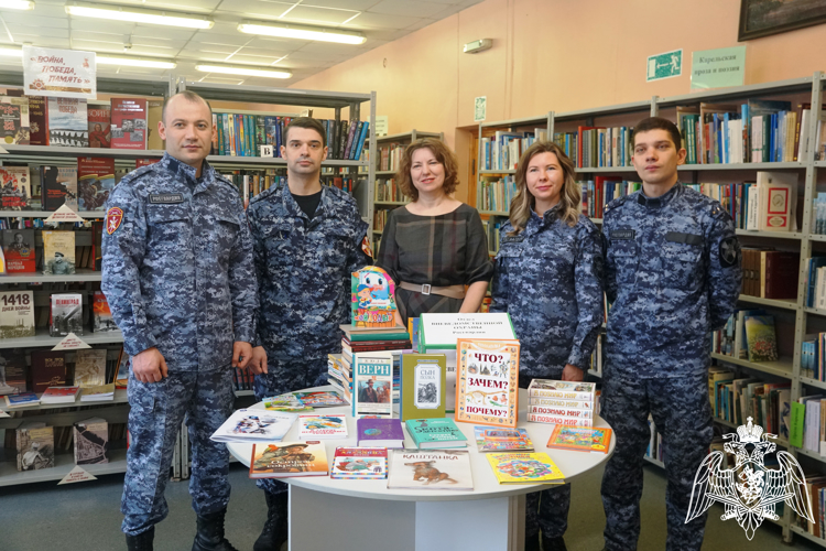 В Карелии представители Росгвардии приняли участие в акции «Дарите книги с любовью» (видео)