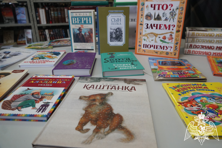 В Карелии представители Росгвардии приняли участие в акции «Дарите книги с любовью» (видео)