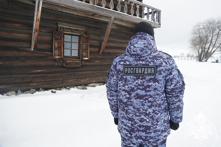 Сотрудники Росгвардии приняли участие в совместных учениях с МЧС на острове Кижи