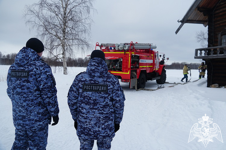 Сотрудники Росгвардии приняли участие в совместных учениях с МЧС на острове Кижи