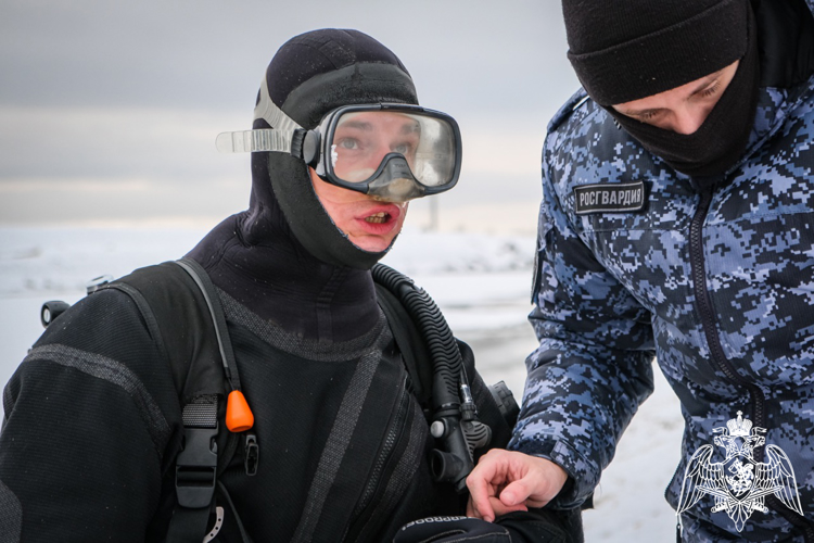В Ленинградской области водолазы карельского ОМОН «Илвес» тренировались искать взрывные устройства (видео)