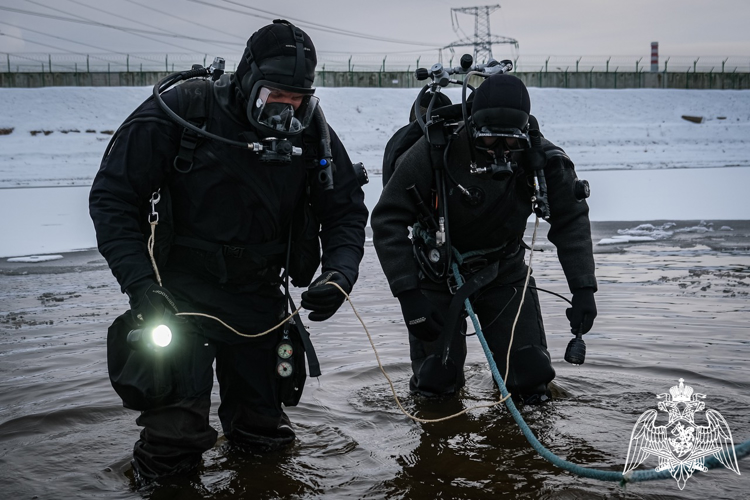 В Ленинградской области водолазы карельского ОМОН «Илвес» тренировались искать взрывные устройства (видео)